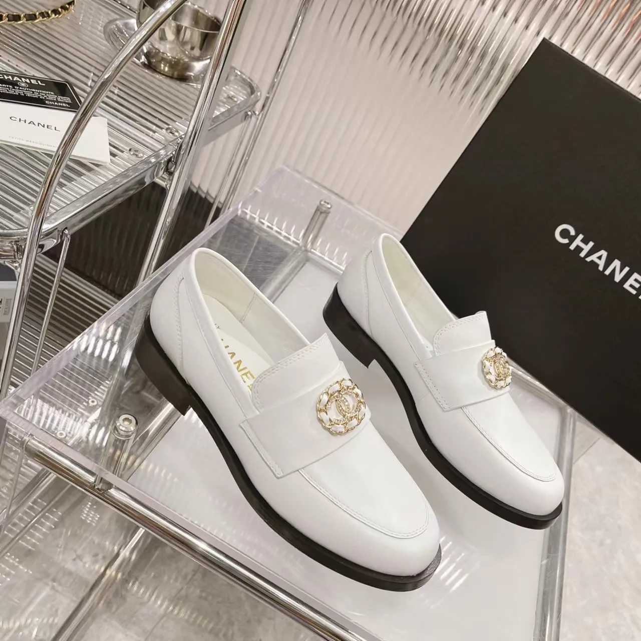 👟👟Ex-factory price 560👟👟Chanel Chanel 22K autumn and winter latest vintage retro double C buckle chain small gold ball loafers Dream Back to Campus series, the same style as the end of the year celebrities, delicate on the feet, invincible and easy to wear, small round toe atmosphere and simplicity, leather upper design, integrated chain with diamond small fragrance logo, very unique.  …………………………………………………… ❶Material: imported first-layer cowhide ➕cow patent leather + sheep leather ❷Lining: sheepskin ❸Feet: sheepskin ❹Outsole: original leather outsole ❺Heel height: 2.5cm ❻Packaging: Original full set of packaging ❼Number: 35-41 (40 41 custom-made, non-returnable) ☀Color: 4 colors
